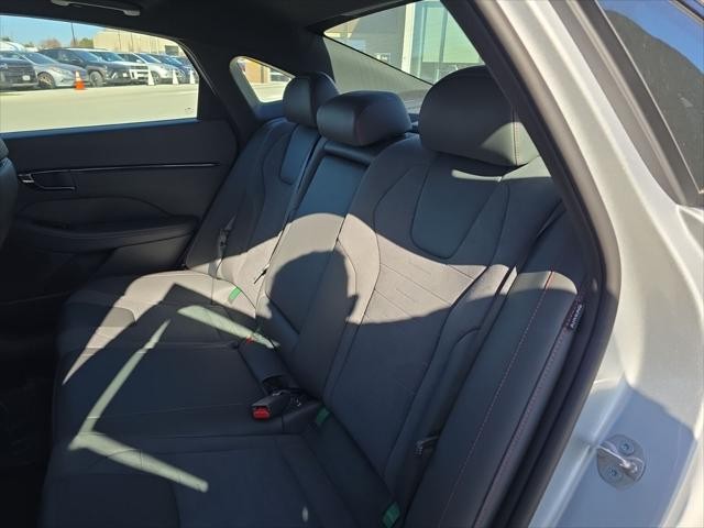 Hyundai Sonata Vehicle Full-screen Gallery Image 32