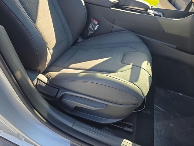 Hyundai Sonata Vehicle Full-screen Gallery Image 33