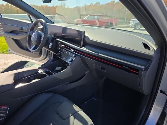 Hyundai Sonata Vehicle Full-screen Gallery Image 34