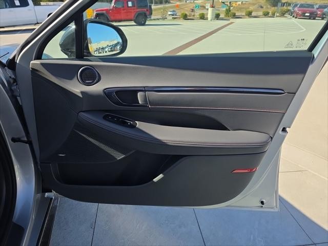 Hyundai Sonata Vehicle Full-screen Gallery Image 35