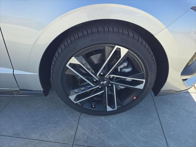 Hyundai Sonata Vehicle Full-screen Gallery Image 36