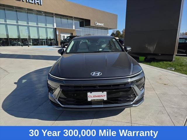 Hyundai Sonata Hybrid Vehicle Full-screen Gallery Image 2