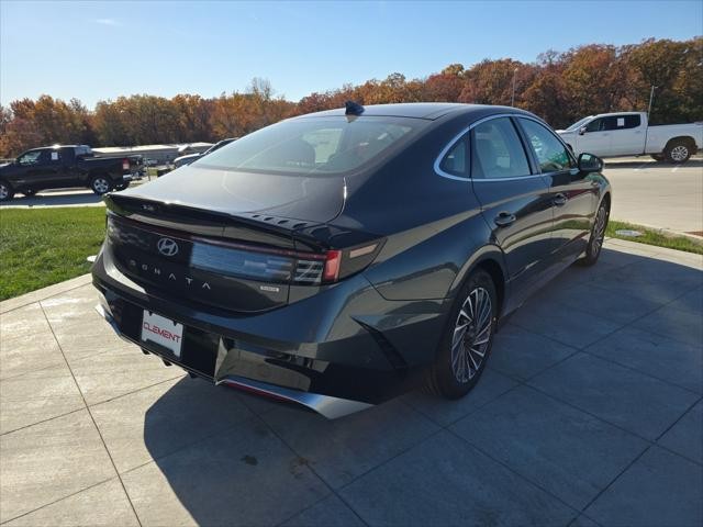 Hyundai Sonata Hybrid Vehicle Full-screen Gallery Image 6