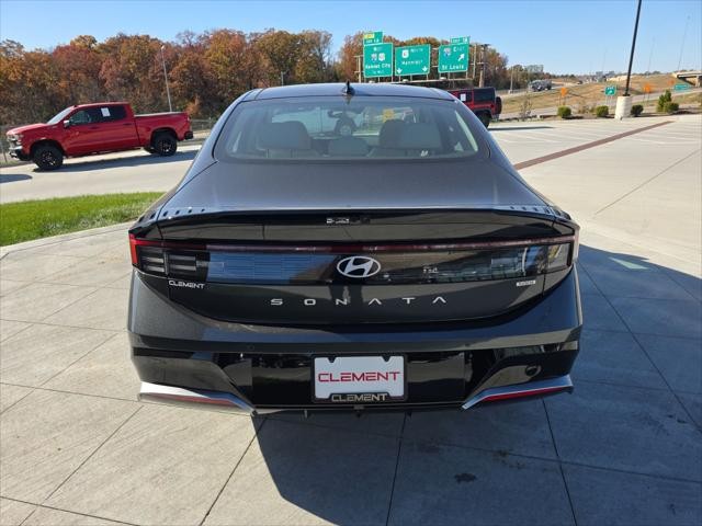 Hyundai Sonata Hybrid Vehicle Full-screen Gallery Image 7