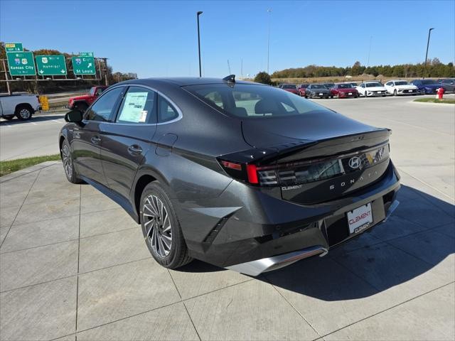Hyundai Sonata Hybrid Vehicle Full-screen Gallery Image 8