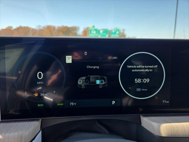 Hyundai Sonata Hybrid Vehicle Full-screen Gallery Image 16