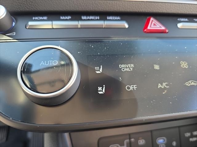 Hyundai Sonata Hybrid Vehicle Full-screen Gallery Image 21