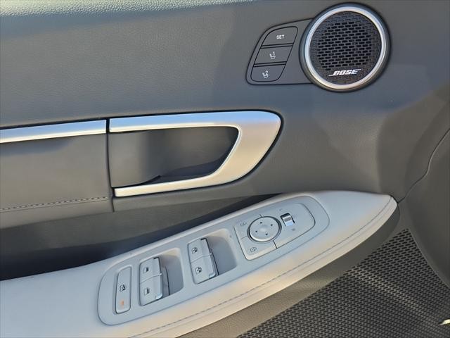 Hyundai Sonata Hybrid Vehicle Full-screen Gallery Image 26