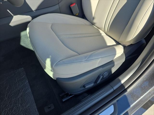 Hyundai Sonata Hybrid Vehicle Full-screen Gallery Image 28