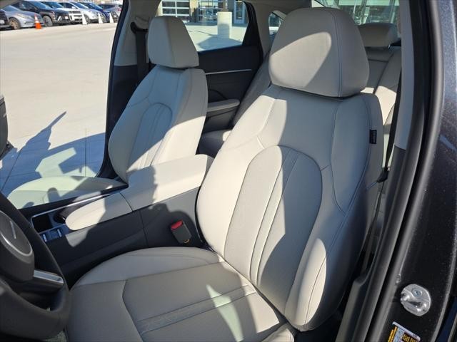 Hyundai Sonata Hybrid Vehicle Full-screen Gallery Image 29