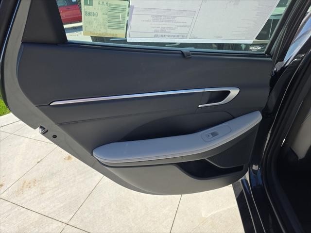 Hyundai Sonata Hybrid Vehicle Full-screen Gallery Image 30