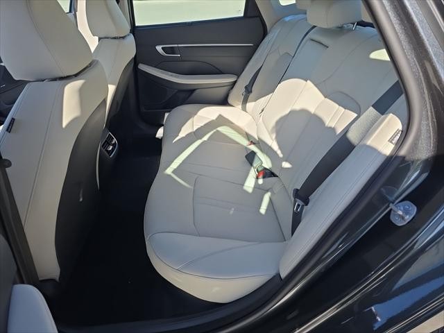 Hyundai Sonata Hybrid Vehicle Full-screen Gallery Image 31