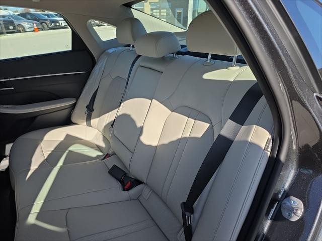 Hyundai Sonata Hybrid Vehicle Full-screen Gallery Image 32