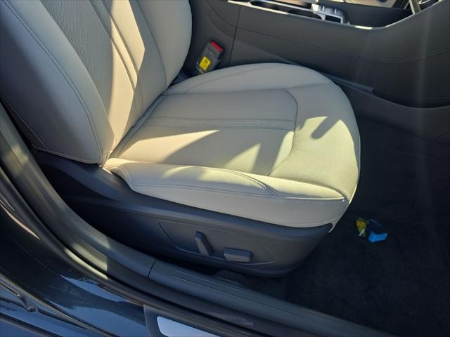 Hyundai Sonata Hybrid Vehicle Full-screen Gallery Image 33