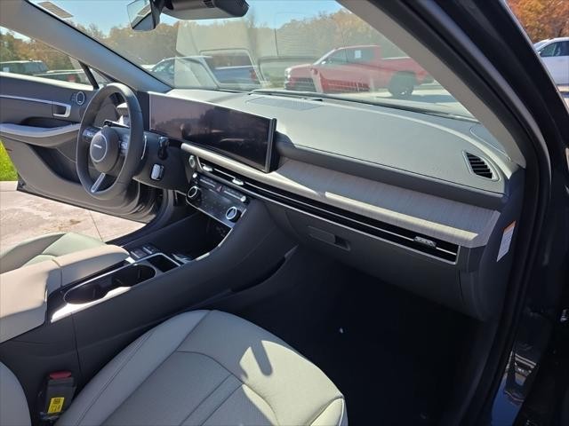 Hyundai Sonata Hybrid Vehicle Full-screen Gallery Image 34