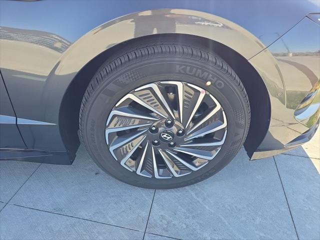 Hyundai Sonata Hybrid Vehicle Full-screen Gallery Image 36