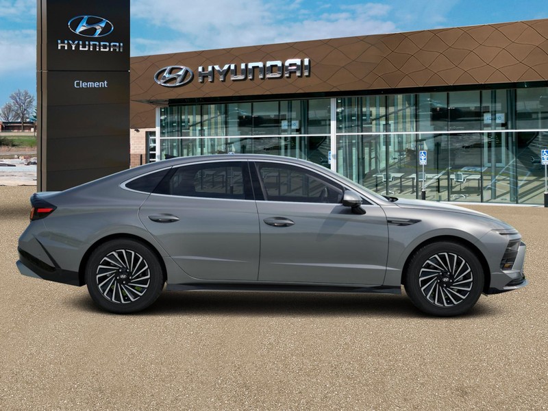 Hyundai Sonata Hybrid Vehicle Full-screen Gallery Image 5