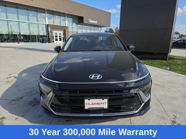 Hyundai Sonata Hybrid Vehicle Full-screen Gallery Image 2