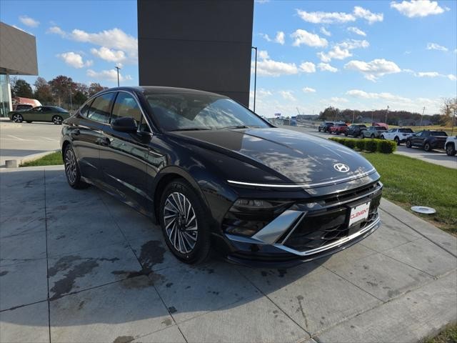 Hyundai Sonata Hybrid Vehicle Full-screen Gallery Image 3