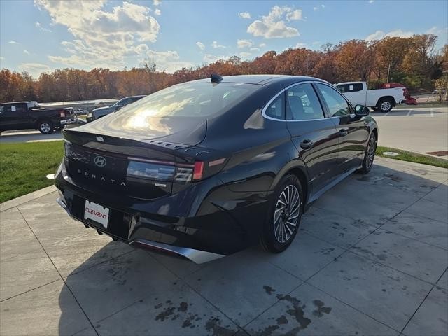 Hyundai Sonata Hybrid Vehicle Full-screen Gallery Image 6