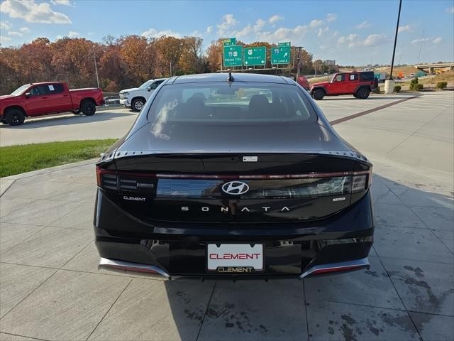 Hyundai Sonata Hybrid Vehicle Full-screen Gallery Image 7