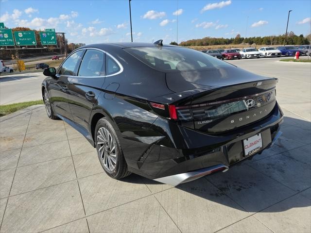 Hyundai Sonata Hybrid Vehicle Full-screen Gallery Image 8