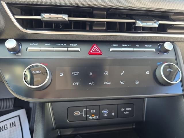 Hyundai Sonata Hybrid Vehicle Full-screen Gallery Image 21