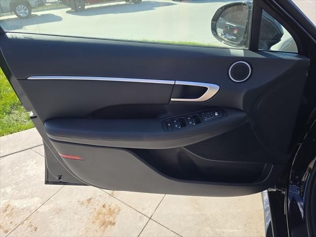 Hyundai Sonata Hybrid Vehicle Full-screen Gallery Image 26