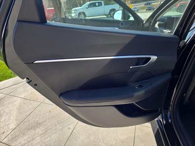 Hyundai Sonata Hybrid Vehicle Full-screen Gallery Image 29