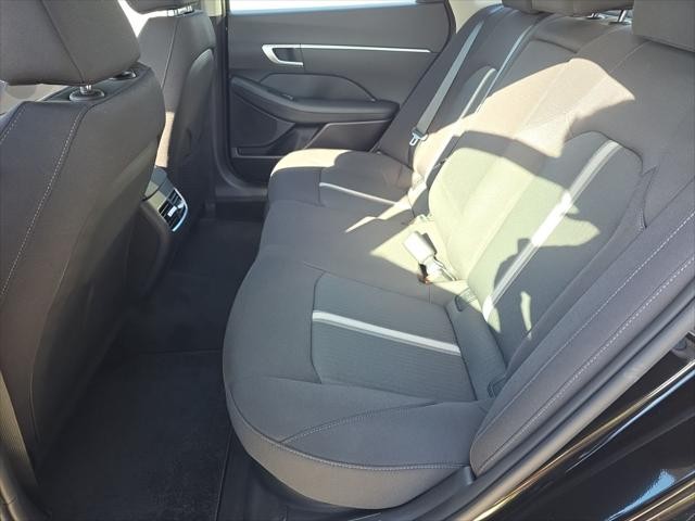 Hyundai Sonata Hybrid Vehicle Full-screen Gallery Image 30