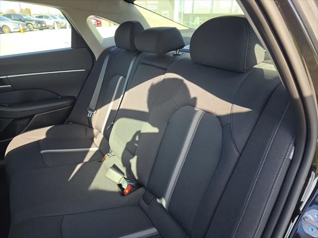 Hyundai Sonata Hybrid Vehicle Full-screen Gallery Image 31