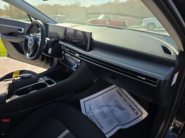 Hyundai Sonata Hybrid Vehicle Full-screen Gallery Image 33