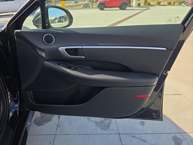 Hyundai Sonata Hybrid Vehicle Full-screen Gallery Image 34