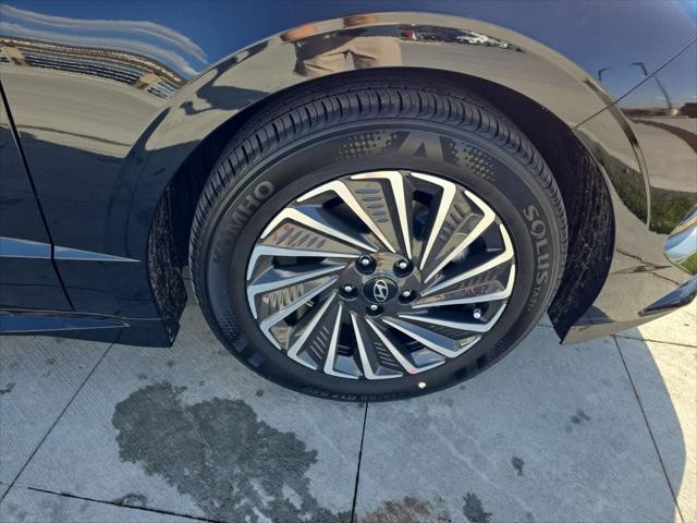 Hyundai Sonata Hybrid Vehicle Full-screen Gallery Image 35