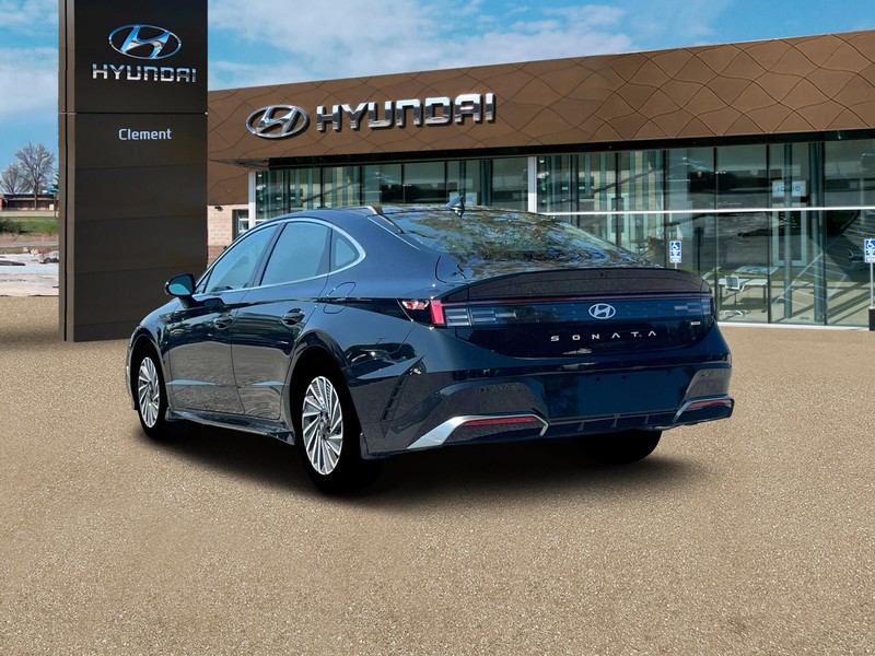 Hyundai Sonata Hybrid Vehicle Full-screen Gallery Image 5