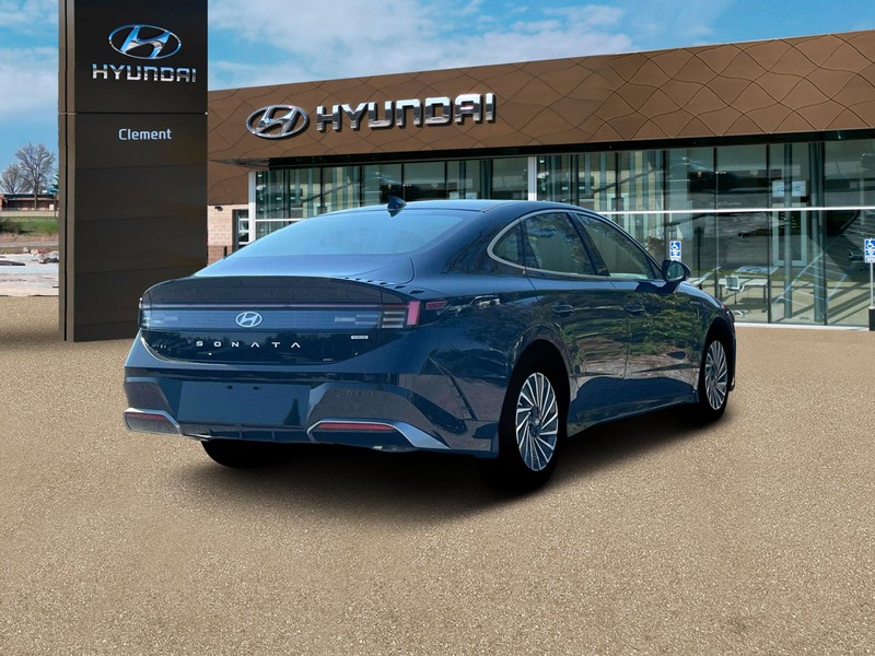 Hyundai Sonata Hybrid Vehicle Full-screen Gallery Image 7
