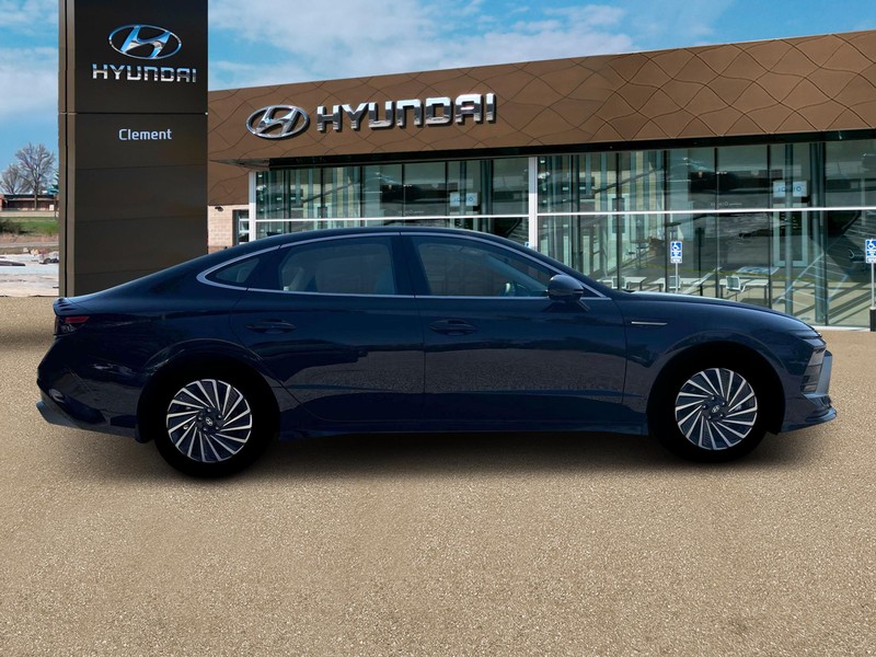 Hyundai Sonata Hybrid Vehicle Full-screen Gallery Image 9