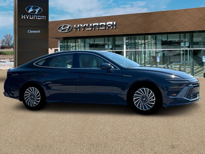 Hyundai Sonata Hybrid Vehicle Full-screen Gallery Image 10