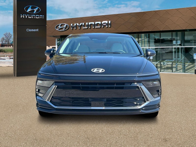 Hyundai Sonata Hybrid Vehicle Full-screen Gallery Image 12