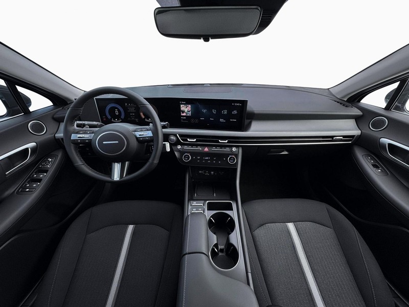 Hyundai Sonata Hybrid Vehicle Full-screen Gallery Image 13