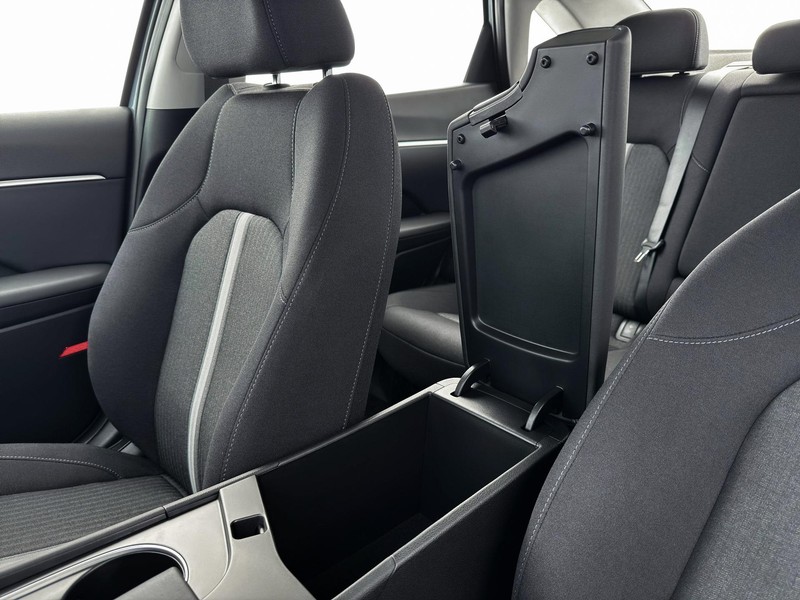 Hyundai Sonata Hybrid Vehicle Full-screen Gallery Image 18