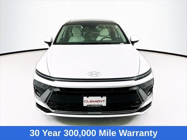 Hyundai Sonata Hybrid Vehicle Full-screen Gallery Image 2