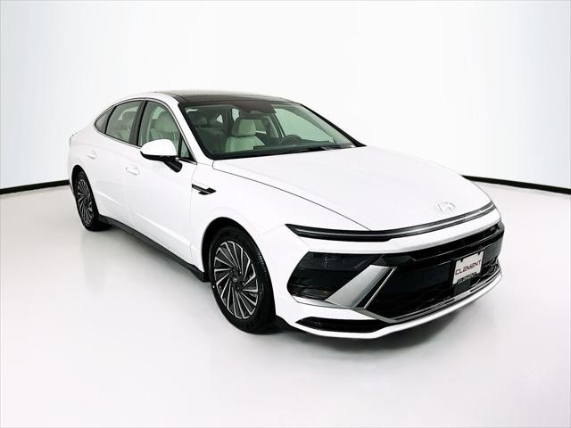 Hyundai Sonata Hybrid Vehicle Full-screen Gallery Image 3