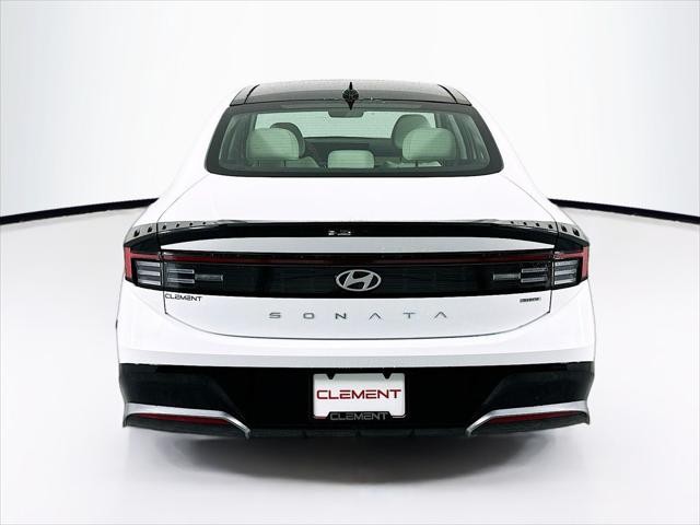 Hyundai Sonata Hybrid Vehicle Full-screen Gallery Image 7