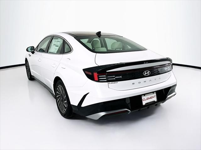 Hyundai Sonata Hybrid Vehicle Full-screen Gallery Image 8