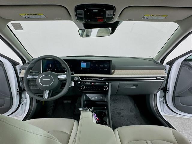 Hyundai Sonata Hybrid Vehicle Full-screen Gallery Image 11