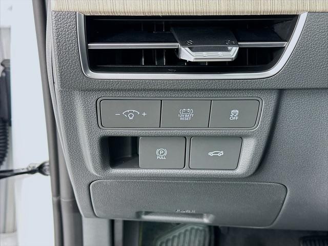 Hyundai Sonata Hybrid Vehicle Full-screen Gallery Image 12