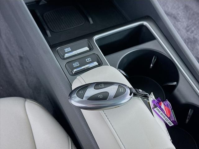 Hyundai Sonata Hybrid Vehicle Full-screen Gallery Image 21