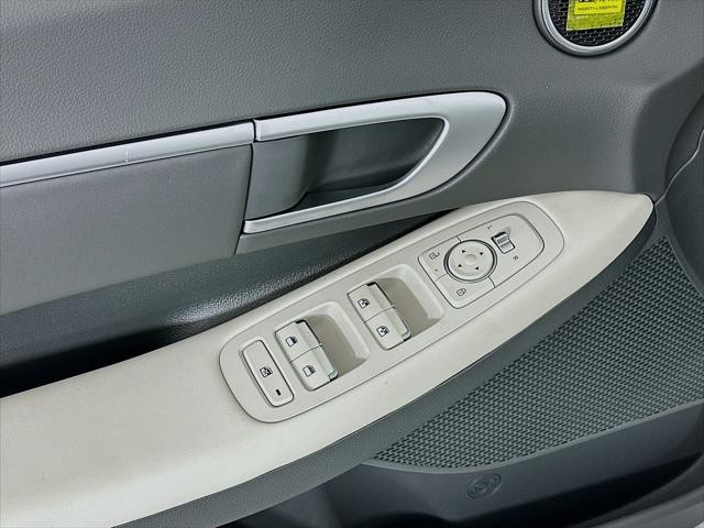 Hyundai Sonata Hybrid Vehicle Full-screen Gallery Image 23