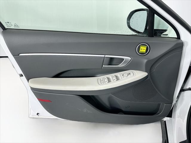 Hyundai Sonata Hybrid Vehicle Full-screen Gallery Image 24